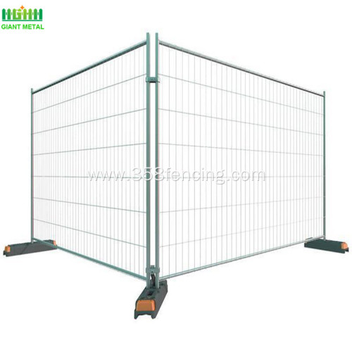 Retractable fencing panel for construction